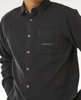 Camisa de franela Rip Curl modelo Inner Visions Fannel Shirt, de color negro con lavado enzimático, manga larga, cierre frontal de botones y un bolsillo en el pecho con logotipo bordado.