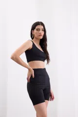 Short biker de tiro alto y ajuste ceñido al cuerpo, confeccionado en lycra elástica y suave.
