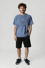 Remera celeste con estampado frontal con la palabra 'mission' y otros textos en negro.