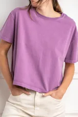 Remera de manga corta con calce oversize, confeccionada en algodón con efecto lavado que le otorga una textura irregular y un acabado desgastado.