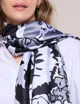 Pashmina de satén con estampado floral en tonos negros, grises y blancos, marca Jessica McClintock.