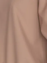 Buzo de tejido de punto color beige claro, con cuello redondo y puños y dobladillo acanalados. Presenta un texto en relieve sutil en el pecho que dice "established nineteen seventy eight".