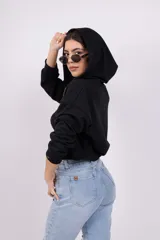 Campera corta color crema con cierre frontal, cuello mao y logo bordado en el pecho.