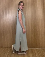 Vestido midi verde militar de rayas verticales blancas, con cuello alto con volados, mangas cortas con volados y cierre frontal completo de botones.