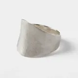 Anillo de plata 925 con diseño de banda ancha y acabado texturizado mate.