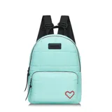 Mochila urbana de Las Oreiro en color turquesa, con diseño acolchado de costuras cuadradas. Presenta un bolsillo frontal con cierre, un parche con el logo de la marca y un detalle de corazón rojo bordado. Incluye correas ajustables negras con el logo grabado.