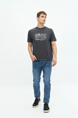 Remera de manga corta con cuello redondo y calce regular. Presenta un estampado gráfico en el frente con la inscripción Brooksfield.