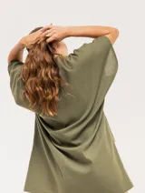 Vestido corto color verde militar, con cuello redondo, mangas cortas y cintura ajustable con cordón.