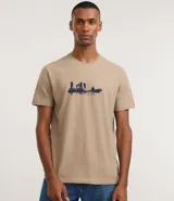 Remera de algodón color beige con cuello redondo y manga corta. Presenta una estampa frontal en azul oscuro que representa a un grupo de personas en un bote pescando.