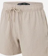 Bermuda playera masculina de corte básico, confeccionada en microfibra texturizada. Presenta cintura elástica con cordón ajustable y bolsillos laterales.