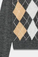 Chaqueta de punto con cuello en pico y manga larga. Presenta un diseño de estampado de rombos en tonos gris, beige y blanco en la parte frontal y cierre frontal con botones.