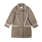 Tapado de textura tipo corderito en color taupe, con diseño de corte recto y largo. Presenta detalles de paneles lisos en los laterales y en las mangas, cuello con solapas y cierre frontal.