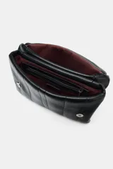 Bolso bandolera de diseño acolchado en color negro, con solapa frontal decorada con una cadena metálica y charms colgantes. Cuenta con cierre de botón imantado, triple compartimento interior y correa ajustable que permite llevarlo al hombro o cruzado.