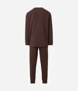 Pijama masculino de dos piezas confeccionado en tejido fleece texturizado. Incluye una remera de manga larga con cuello redondo y puños ajustados, y un pantalón tipo jogger con cintura elástica, cordón de ajuste y bolsillos laterales.