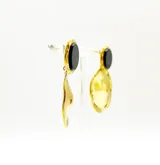 Aros colgantes dorados con un círculo superior blanco y un círculo inferior dorado con textura.