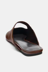 Zapato plano tipo bailarina destalonada color marrón, con acabado brillante, tira elástica en el empeine y punta redonda.