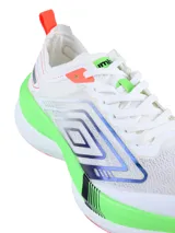 Championes deportivos Umbro modelo Spin Lock, color negro con detalles en verde azulado. Presentan un diseño aerodinámico con malla transpirable, refuerzos sintéticos y una suela de plataforma blanca con amortiguación.