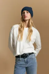 Remera de manga larga con calce relajado y cuello redondo, confeccionada en algodón de color blanco.