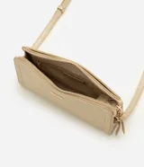 Cartera bandolera Satinato de material sintético en color dorado, con formato rectangular compacto y doble compartimiento con cierre. Cuenta con bolsillo frontal independiente, tiradores alargados y asa larga regulable y removible.