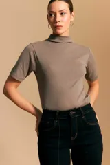 Polera de manga corta color marrón, con cuello alto y calce ajustado.