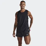 Musculosa deportiva 2XU Aero Tank, color negro, confeccionada con tejido X-VENT, cuerpo de doble punto y panel trasero de malla para mayor transpirabilidad.