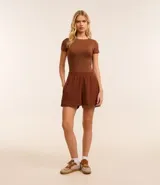 Short femenino de corte holgado confeccionado en tejido rib con textura acanalada. Cuenta con cintura elástica y bolsillos laterales.