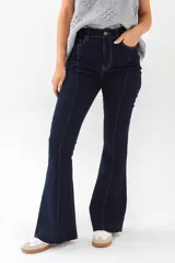 Jean de mujer color negro, tiro alto, de corte recto y largo completo.