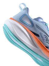 Championes de running Umbro modelo Speed, color celeste con detalles en naranja y blanco. Presentan una estructura de malla transpirable, cordones en tono turquesa y entresuela con amortiguación.