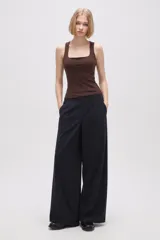 Musculosa de poliamida color marrón, con cuello cuadrado y breteles finos, de corte ajustado al cuerpo.