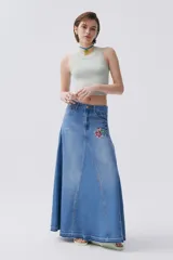 Top tejido color verde claro, de corte cropped y cuello redondo.