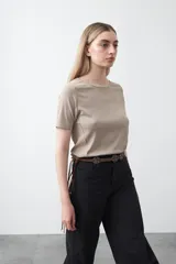 Remera de manga corta confeccionada en tejido acanalado con cuello redondo y ajuste al cuerpo.