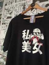 Remera negra con estampado del Maestro Roshi con detalles en rojo y texto en japonés.