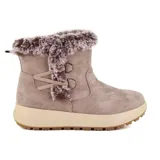 Bota corta de caña baja color beige, con plataforma y detalle de piel sintética en el borde superior.