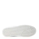 Championes Umbro modelo Milo, color blanco con logo gris en el lateral y lengüeta. Cierre con cordones y suela plana.