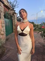 Gargantilla tejida a mano en hilo de seda viscosa color beige, con diseño minimalista de inspiración boho chic.