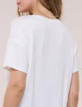 Remera básica de silueta amplia y corte boxy de la marca Cable & Gauge, color verde militar, con cuello redondo y mangas cortas de hombro caído.