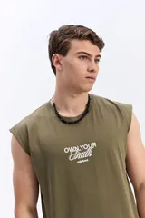 Musculosa oversize negra de algodón, con diseño sin mangas, corte amplio y estampa pequeña en el frente con la frase "Own Your Truth".