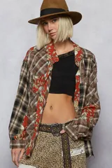 Camisa de algodón con diseño patchwork, con estampados a cuadros y florales.