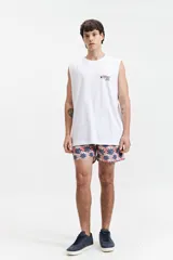 Musculosa de corte oversize color marrón, con escote redondo y estampa gráfica pequeña en el pecho.