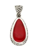 Dije de plata 925 con forma de lágrima y piedra natural de coral.
