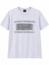 Remera blanca con estampado gráfico azul en el pecho con las frases "Adrenaline", "True Skate Power" y "New York City", y la silueta de un patinador.