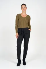 Pantalón de corte recto con diseño de rayas verticales finas, confeccionado en una mezcla de algodón y poliéster. Presenta cintura elástica con lazo ajustable, bolsillos laterales y un acabado elegante y versátil.