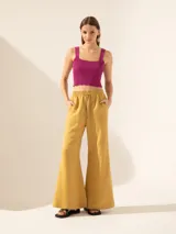 Top negro al cuerpo de hilado net de mano fría, largo a la cintura con breteles.