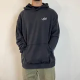 Canguro negro con capucha, corte oversize, bolsillo tipo canguro y logo blanco estampado en el pecho.