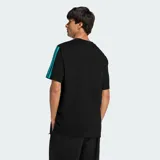 Remera negra de algodón con cuello redondo y mangas cortas. Presenta las tres tiras características de Adidas en color turquesa sobre los hombros y mangas. Incluye el logo de Adidas en el pecho derecho y el escudo del equipo Mercedes-AMG Petronas Formula 1 en el pecho izquierdo.