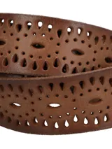 Cinturón de mujer confeccionado en cuero natural color caramelo, con diseño de perforaciones decorativas en toda la superficie y hebilla metálica en tono bronce envejecido.