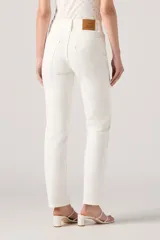 Pantalón de jean blanco, de corte recto y tiro alto.