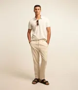 Pantalón de corte relajado confeccionado en tejido oxford de algodón color beige. Presenta cintura con trabillas y cordón ajustable, bolsillos laterales y traseros.