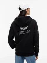 Buzo con capucha y cordón ajustable, confeccionado en algodón. Presenta un diseño de corte regular con bolsillo tipo canguro, puños y bajo de punto canalé. Incluye logos de la colaboración Cadillac Formula 1 Team y Tommy Hilfiger en el pecho, además de detalles distintivos en la manga y la nuca.