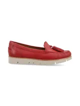 Mocasines de cuero graneado rojo con detalles de flecos y borlas en el empeine, sobre suela de EVA ultraliviana en color beige.
